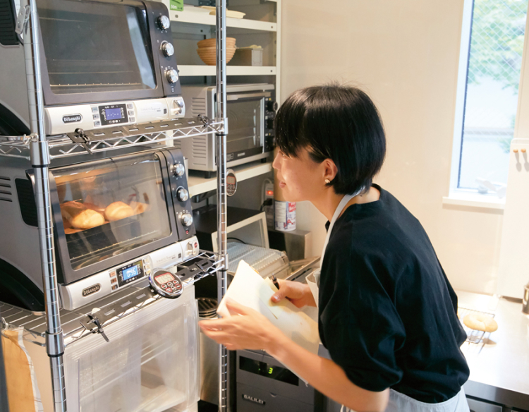 オーブンの中を確認している様子